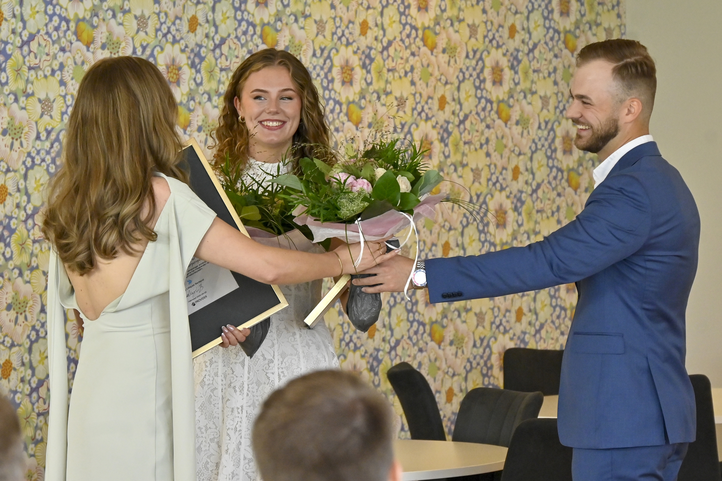 Ludvig Löfquiest Bertland överlämnar PS provider-stipendiet 2025 till Linn Samuelsson och Gabriella Jarnö